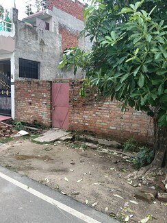 Plot For Sale in Jankipuram Extension
