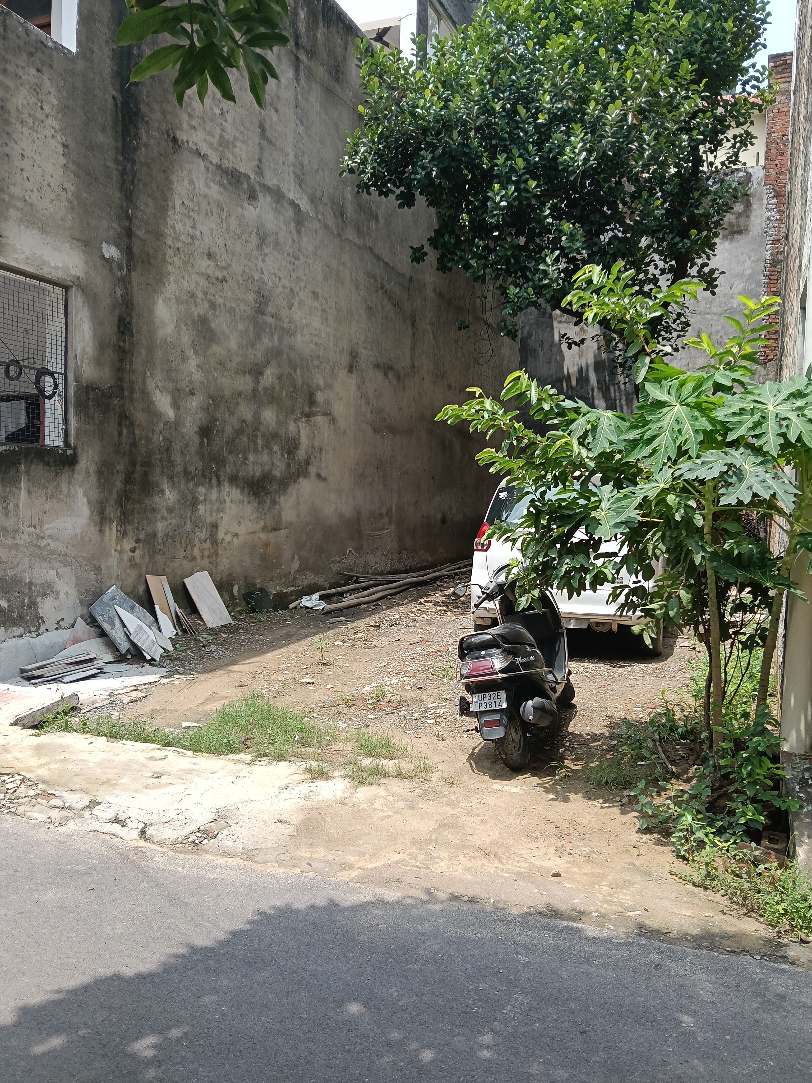 Plot For Sale in Jankipuram