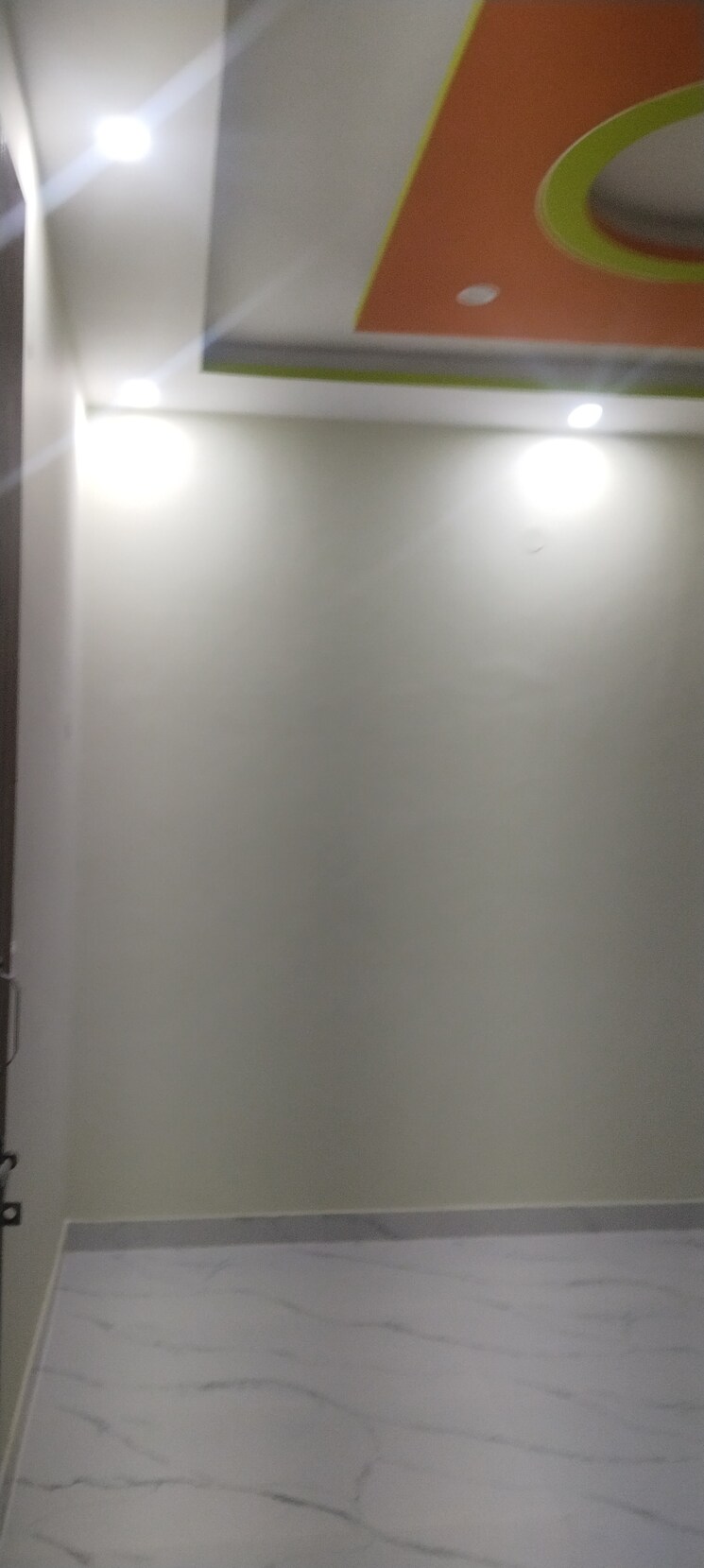 Room, new-friends-colony 3.5 Bedroom 100 Sq.Yd. Builder Floor In Sanjay Nagar Ghaziabad 9066540