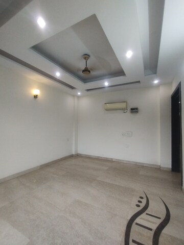 Building Lobby in 3 BHK Builder Floor at Ansal Sushant Lok I, Sector 43 – for Rent
