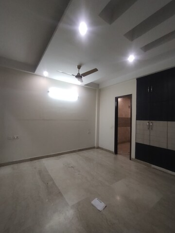 Room in 3 BHK Builder Floor at Sushant Vyapaar Kendra, Sector 43 – for Rent