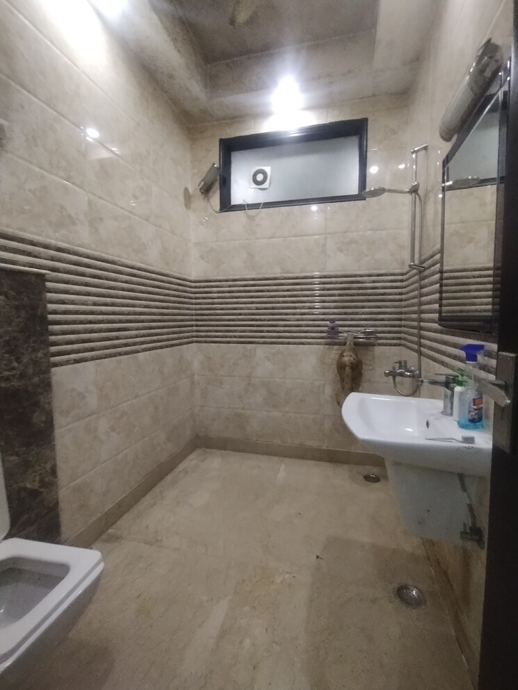 Bathroom, sushant-vyapaar-kendra 3 Bedroom 300 Sq.Yd. Builder Floor In Sector 43 Gurgaon 9066595
