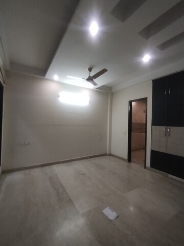 Room in 3 BHK Builder Floor at Sushant Vyapaar Kendra, Sector 43 – for Rent
