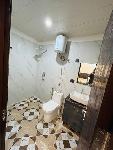 Bathroom in 3 BHK Builder Floor at Uday Arden 45, Sector 45 – for Rent