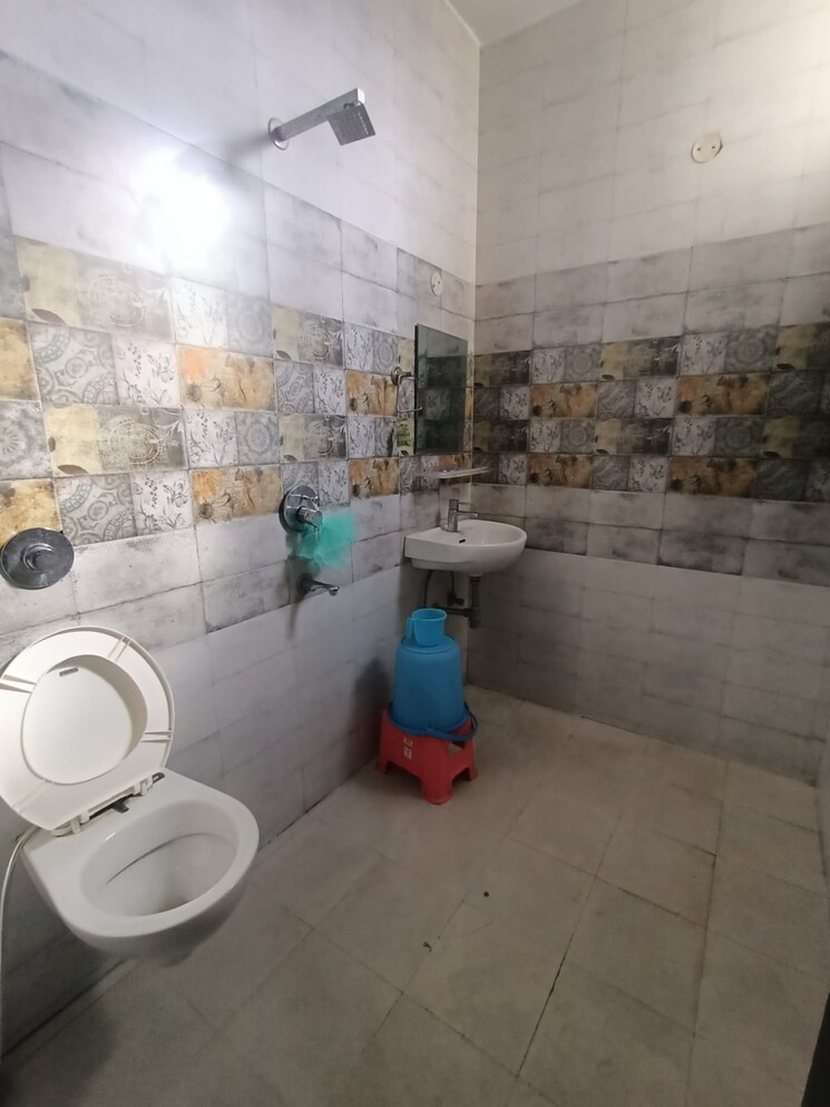 Bathroom, kishanpura 2 Bedroom 125 Sq.Yd. Apartment In Kishanpura Zirakpur 9066641