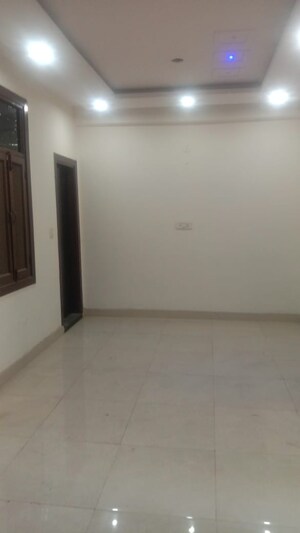 Room in 2 BHK Builder Floor at Nehru Nagar Iii – for Sale