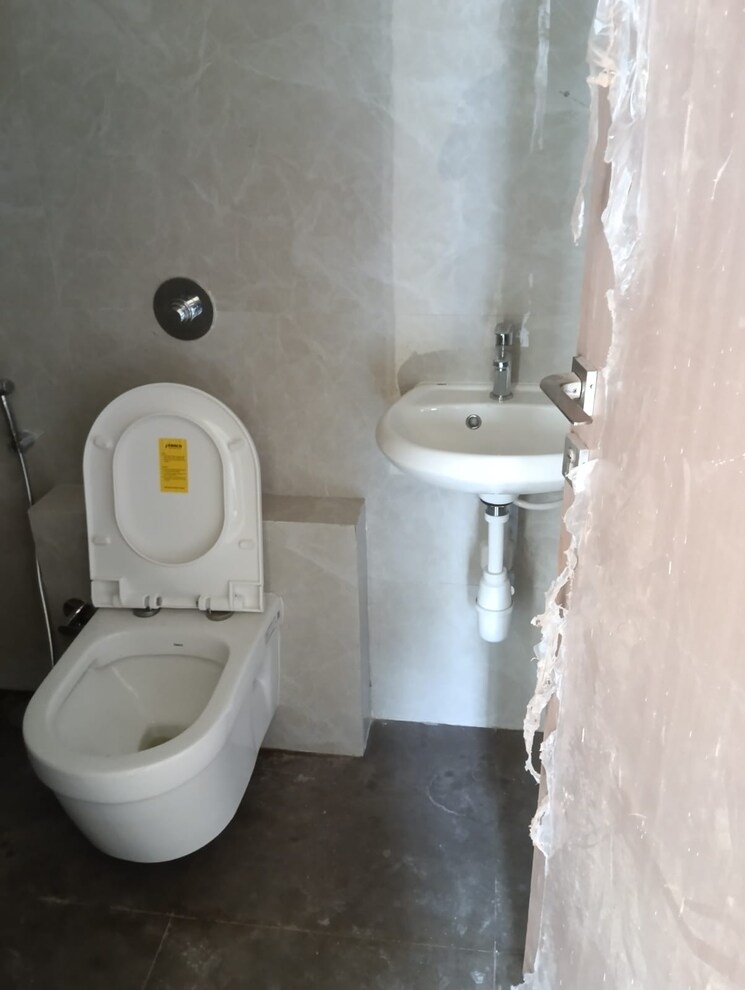 Bathroom, ekta-chs-goregaon 2 Bedroom 950 Sq.Ft. Apartment In Goregaon West Mumbai 9066677