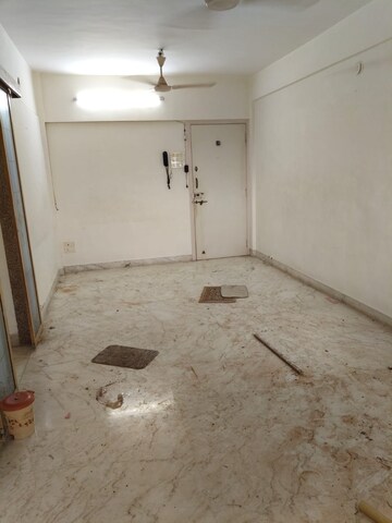 Room in 2 BHK Apartment at Juhu Jivan, Juhu – for Rent