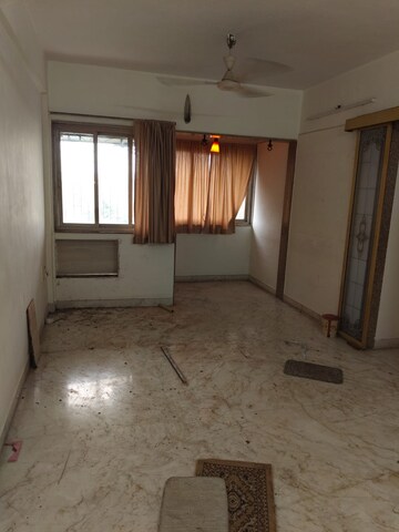 Room in 2 BHK Apartment at Juhu Jivan, Juhu – for Rent