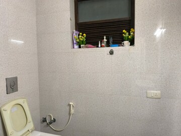 Bathroom in 2.5 BHK Builder Floor at Sector 28 – for Rent
