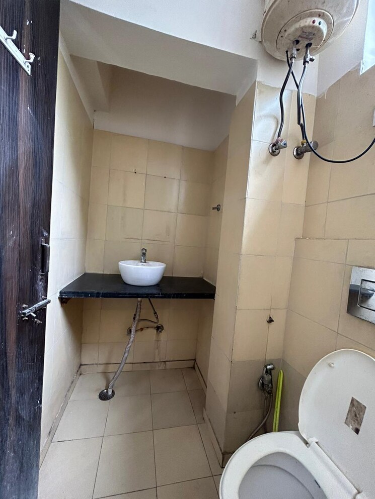 Bathroom, lajpat nagar ii 2 Bedroom 1000 Sq.Ft. Apartment In Lajpat Nagar ii Delhi 9066759