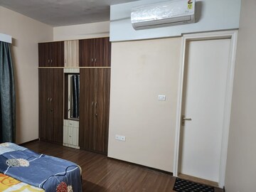 Room in 3 BHK Apartment at Sheth Avalon, Laxmi Nagar – for Rent
