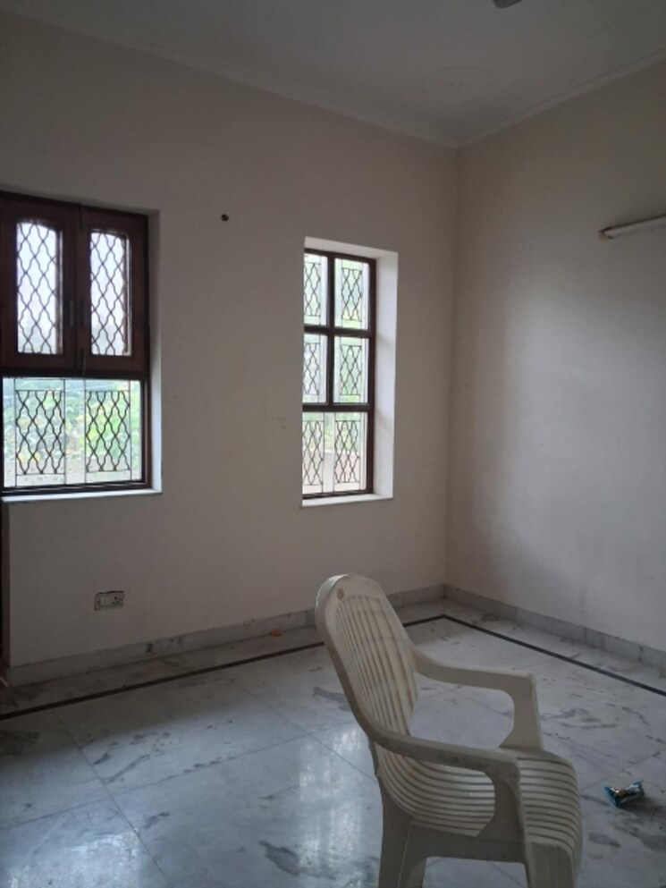 Room, sector 19 3.5 Bedroom 3150 Sq.Ft. Builder Floor In Sector 19 Faridabad 9066788