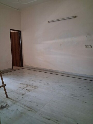 Room in 3.5 BHK Builder Floor at Sector 19 – for Rent