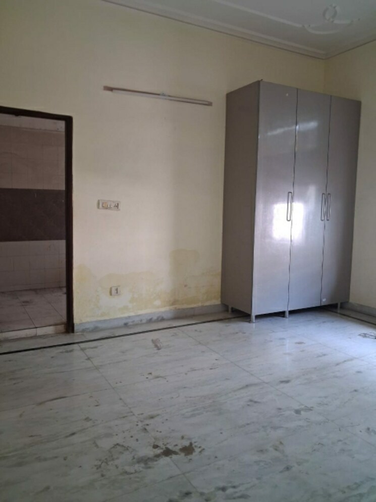 Room, sector 19 3.5 Bedroom 3150 Sq.Ft. Builder Floor In Sector 19 Faridabad 9066788