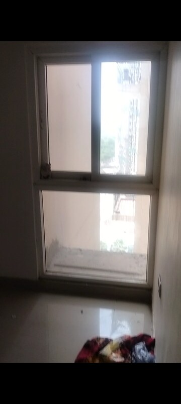 Room in 2 BHK Apartment at Antriksh Golf Link, Sector 1 Greater Noida – for Rent