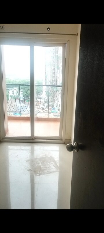 Room in 2 BHK Apartment at Antriksh Golf Link, Sector 1 Greater Noida – for Rent