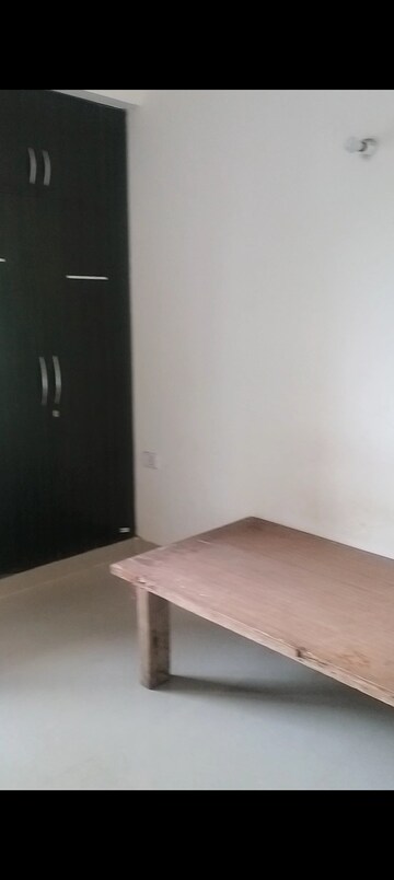 Room in 2 BHK Apartment at Antriksh Golf Link, Sector 1 Greater Noida – for Rent