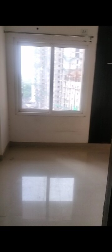 Room in 2 BHK Apartment at Antriksh Golf Link, Sector 1 Greater Noida – for Rent