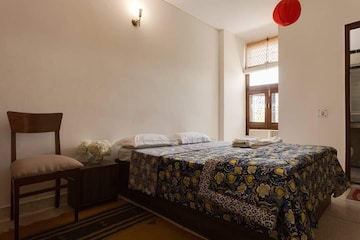 Bedroom in 2 BHK Apartment at Sarvapriya Vihar – for Rent