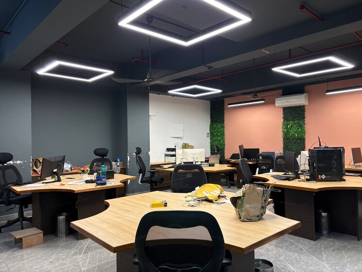 Team Area, netaji subhash place Commercial Office Space 1600 Sq.Ft. In Netaji Subhash Place Delhi 9066807