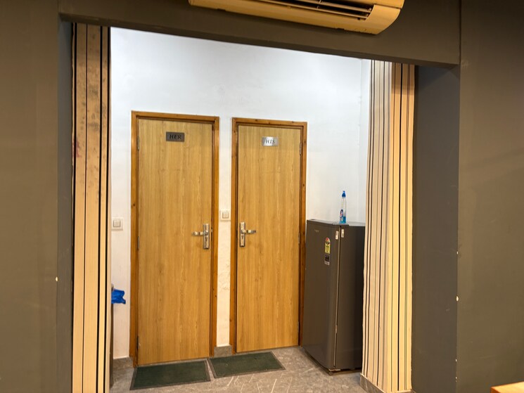 Room, netaji subhash place Commercial Office Space 1600 Sq.Ft. In Netaji Subhash Place Delhi 9066807