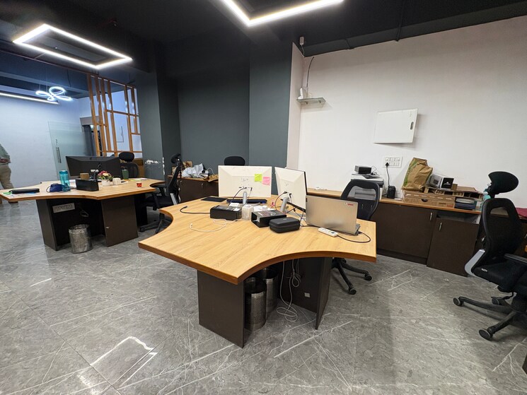 Team Area, netaji subhash place Commercial Office Space 1600 Sq.Ft. In Netaji Subhash Place Delhi 9066807