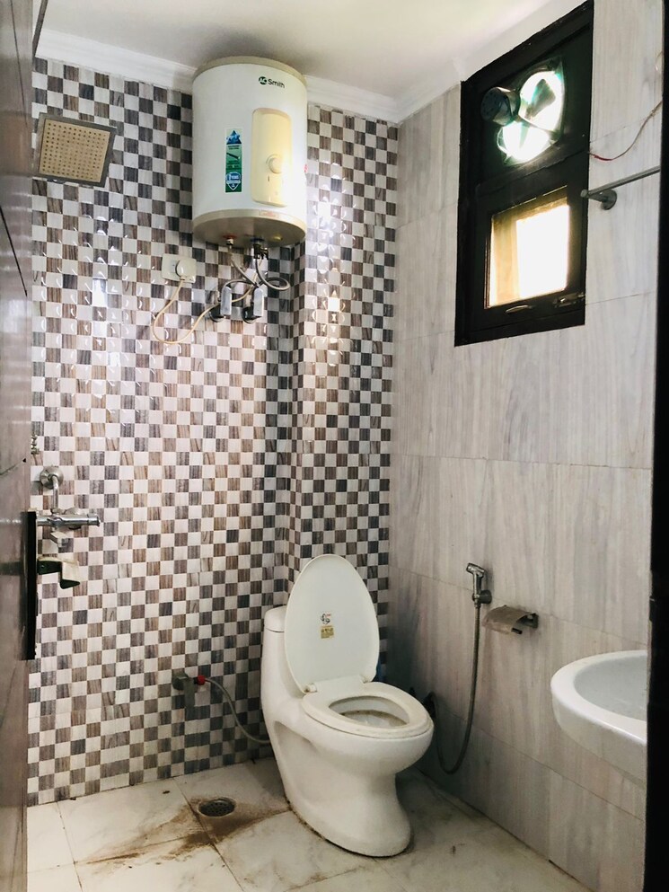 Bathroom, freedom fighters enclave 4 Bedroom 1350 Sq.Ft. Builder Floor In Freedom Fighters Enclave Delhi 9066909