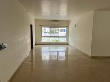 Room in 4 BHK Apartment at Embassy Oasis, Frazer Town – for Rent