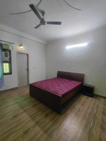 Bedroom in 2 BHK Builder Floor at Sector 40 – for Rent
