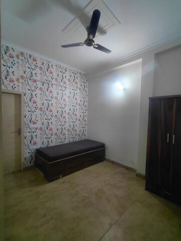 Bedroom in 2 BHK Builder Floor at Sector 40 – for Rent