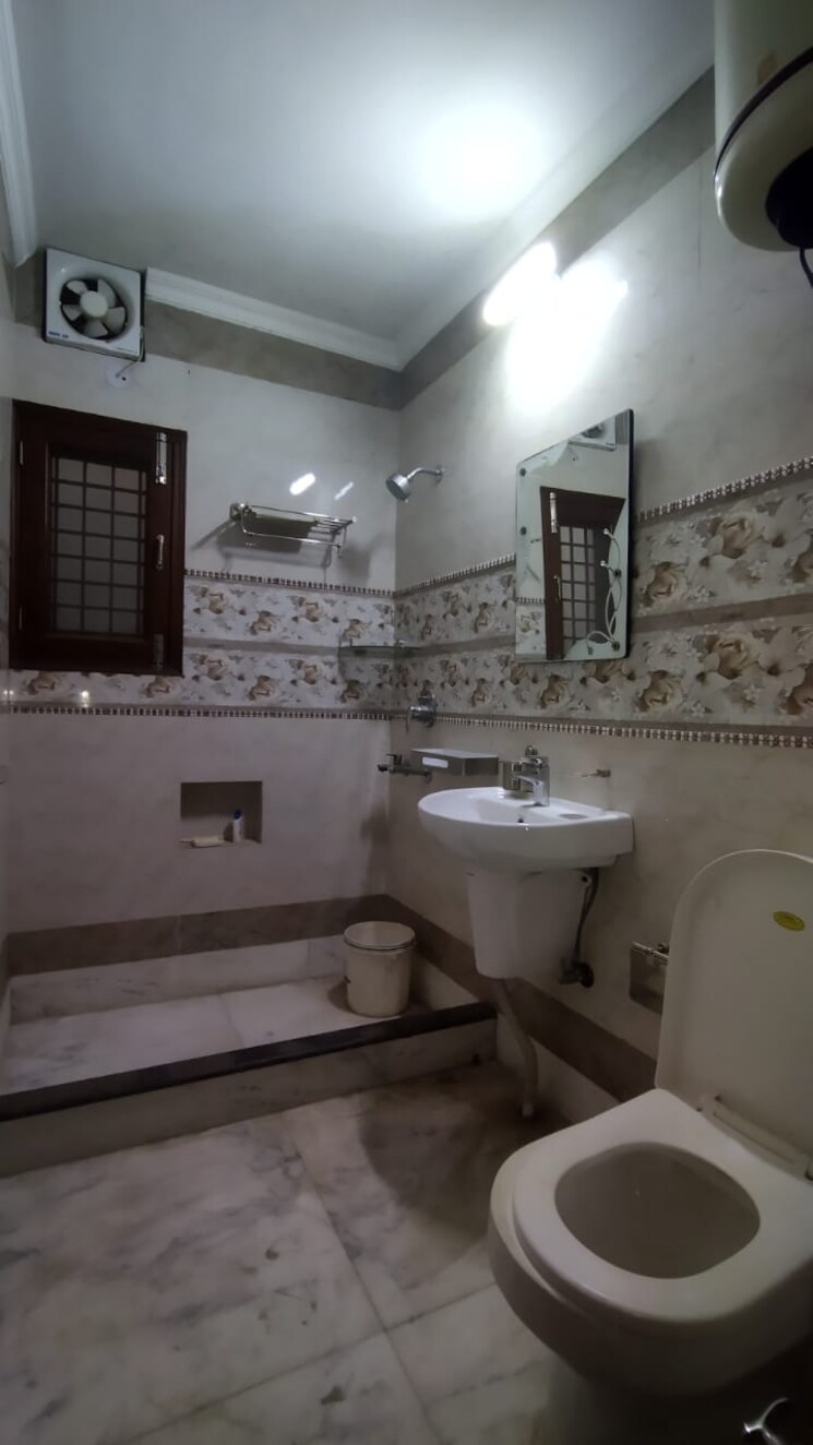 Attached Bathroom, sarita vihar 3.5 Bedroom 1800 Sq.Ft. Apartment In Sarita Vihar Delhi 9067024