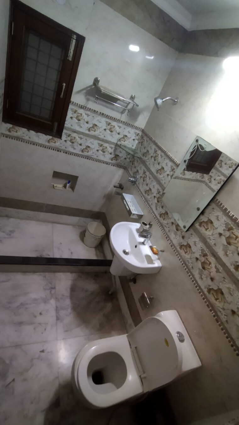 Bathroom, sarita vihar 3.5 Bedroom 1800 Sq.Ft. Apartment In Sarita Vihar Delhi 9067024