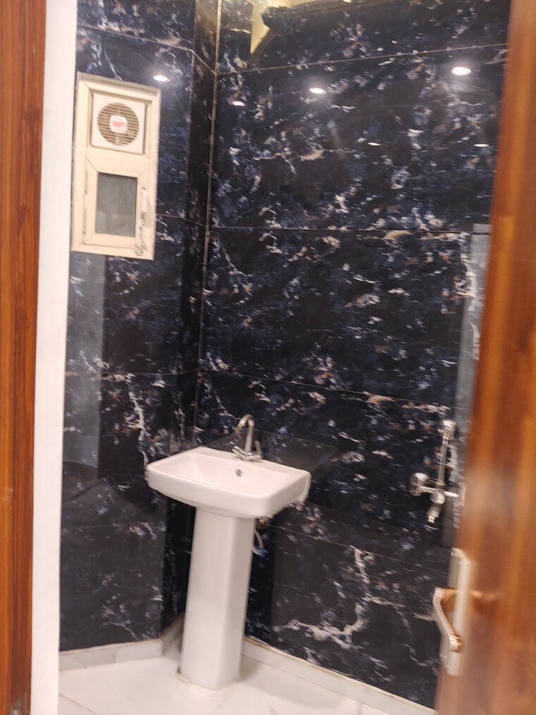 Bathroom, govindpuri 1 Bedroom 365 Sq.Ft. Builder Floor In Govindpuri Delhi 9067108