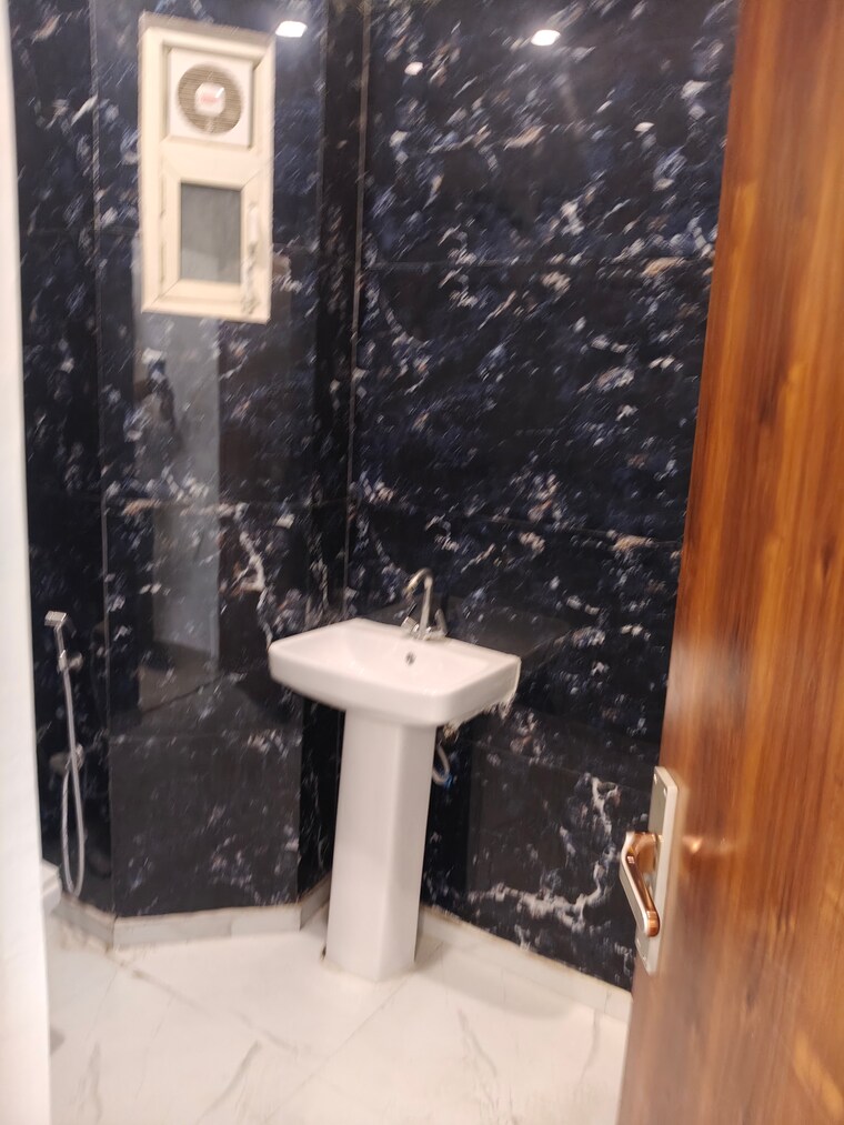 Bathroom, govindpuri 1 Bedroom 365 Sq.Ft. Builder Floor In Govindpuri Delhi 9067108