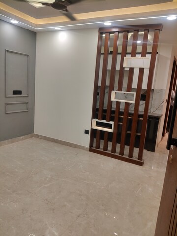 Room in 3 BHK Builder Floor at Govindpuri – for Rent