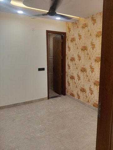 Room in 3 BHK Builder Floor at Govindpuri – for Rent