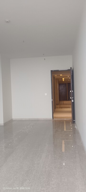 Room in 2 BHK Apartment at Lodha Sterling, Kolshet Road – for Rent