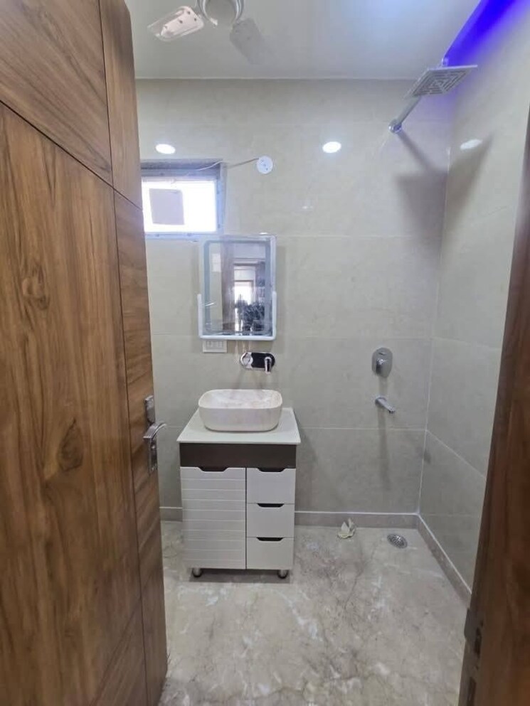 Bathroom, freedom fighters enclave 2 Bedroom 900 Sq.Ft. Apartment In Freedom Fighters Enclave Delhi 9067162