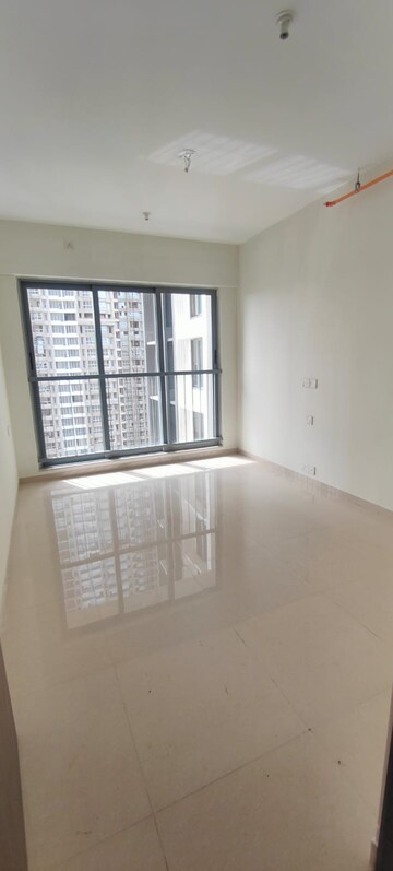Room in 2 BHK Apartment at Kalpataru Elitus, Mulund West – for Rent