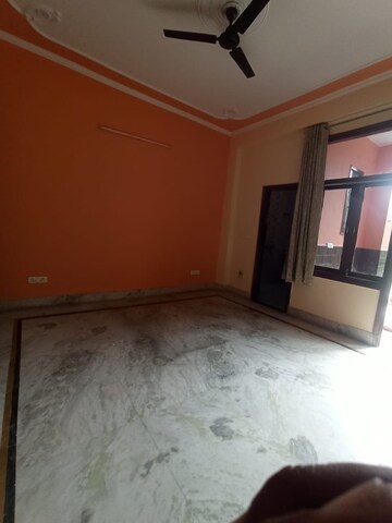 Room in 3 BHK Builder Floor at RWA Apartments Sector 122, Sector 122 – for Rent