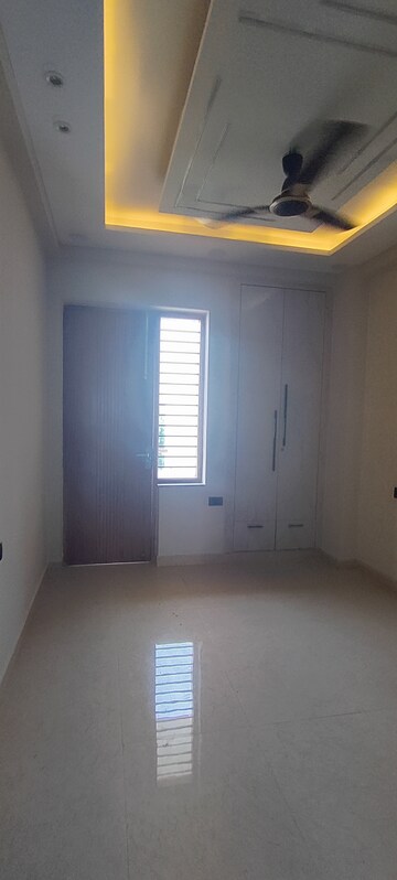 Room in 3 BHK Builder Floor at Puri Kohinoor, Sector 89 – for Sale
