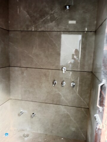 Bathroom in 1.5 BHK Builder Floor at Sector 18 – for Rent