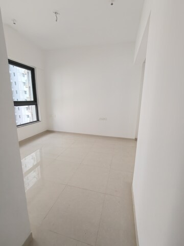 Room in 2 BHK Apartment at Kalpataru Immensa, Kolshet Road – for Rent