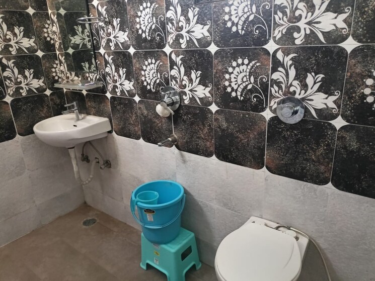 Attached Bathroom, pir machalla 2 Bedroom 100 Sq.Yd. Apartment In Pir Machalla Zirakpur 9067272