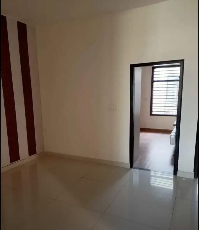 Room, kishanpura 3 Bedroom 135 Sq.Yd. Apartment In Kishanpura Zirakpur 9067281