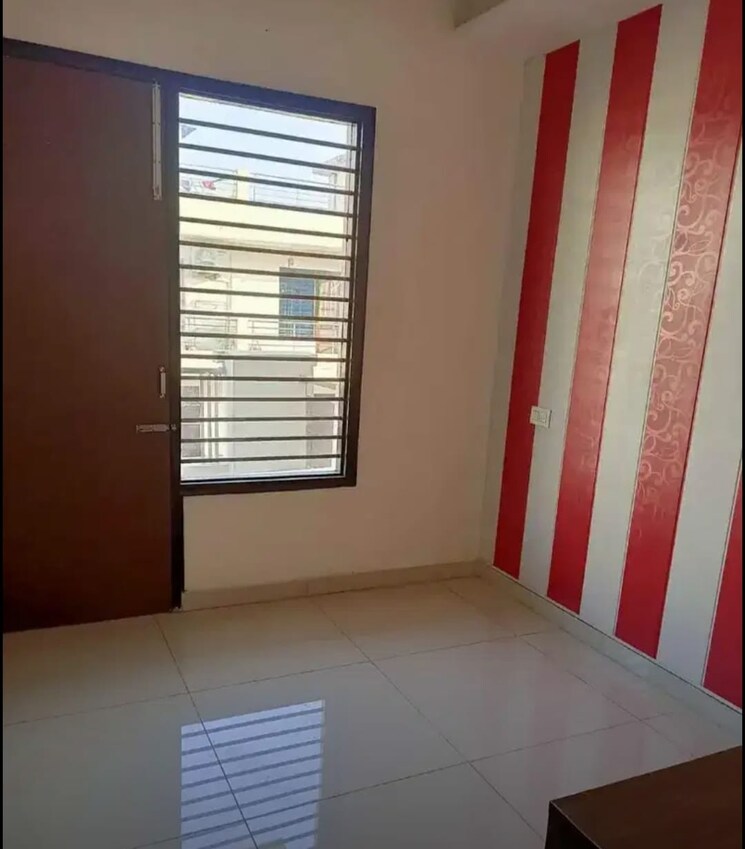 Room, kishanpura 3 Bedroom 135 Sq.Yd. Apartment In Kishanpura Zirakpur 9067281
