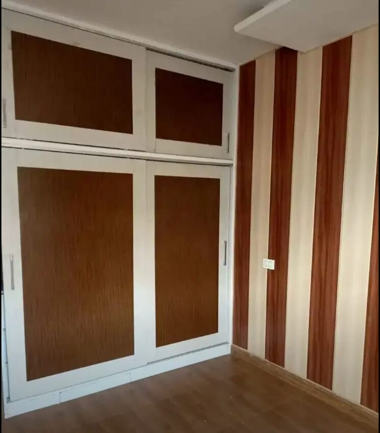 Room, kishanpura 3 Bedroom 135 Sq.Yd. Apartment In Kishanpura Zirakpur 9067281