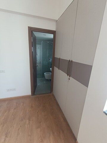 Room in 3 BHK Apartment at Jaypee Green Sea Court, Sector Swarn Nagri – for Rent