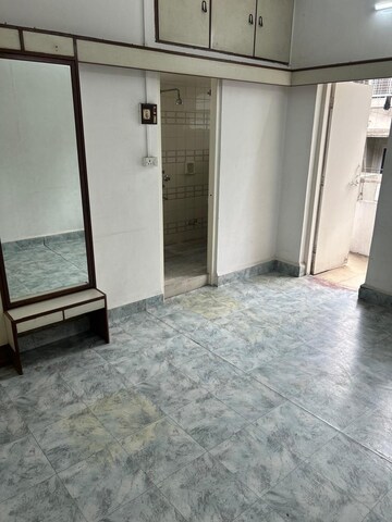 Room in 2 BHK Apartment at Deccan Gymkhana – for Rent
